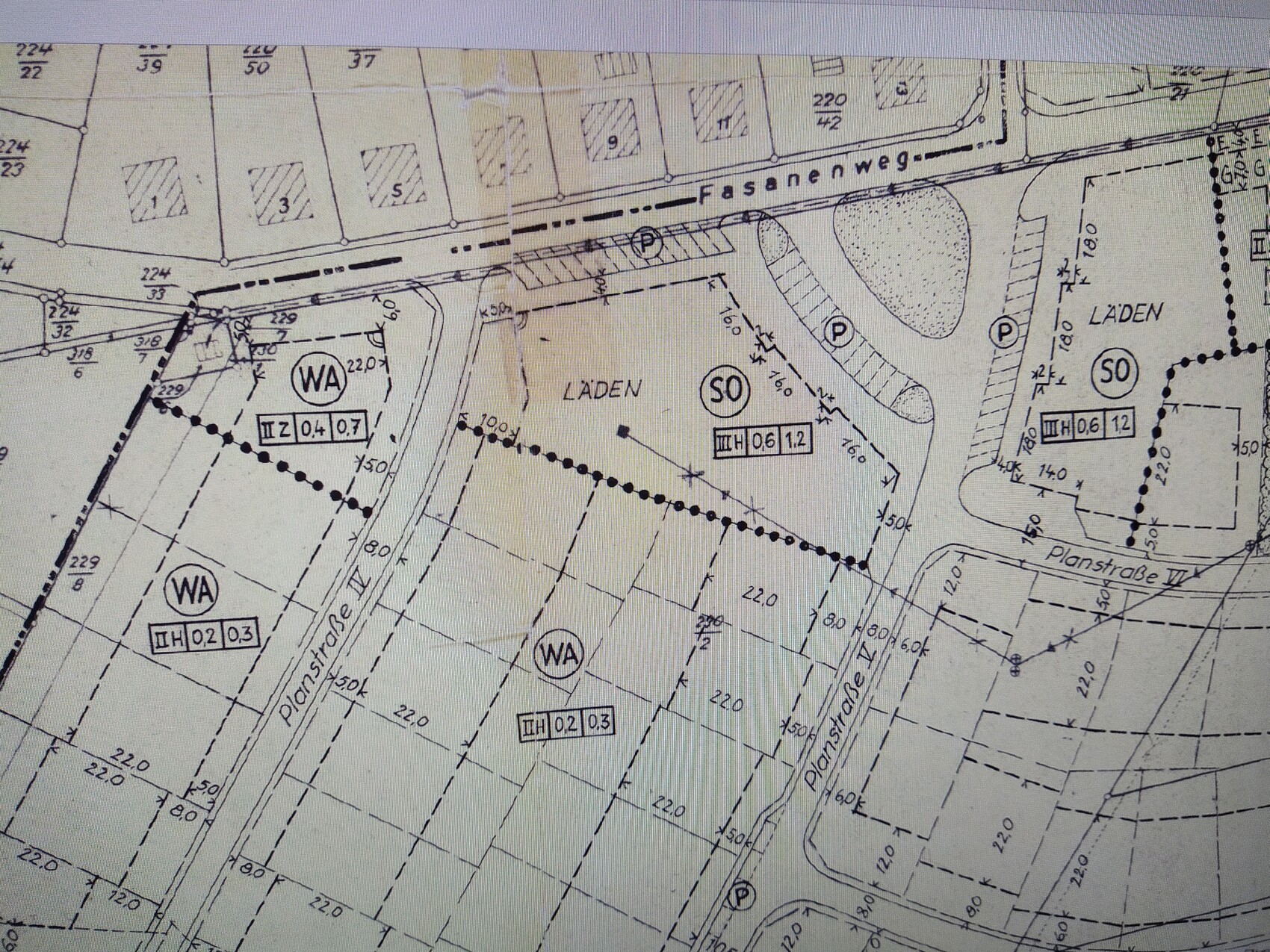 Bebauungsplan: Straßen, Parzellen, Ladenflächen und Parkplätze (Fasanenweg, Planstraße IV).