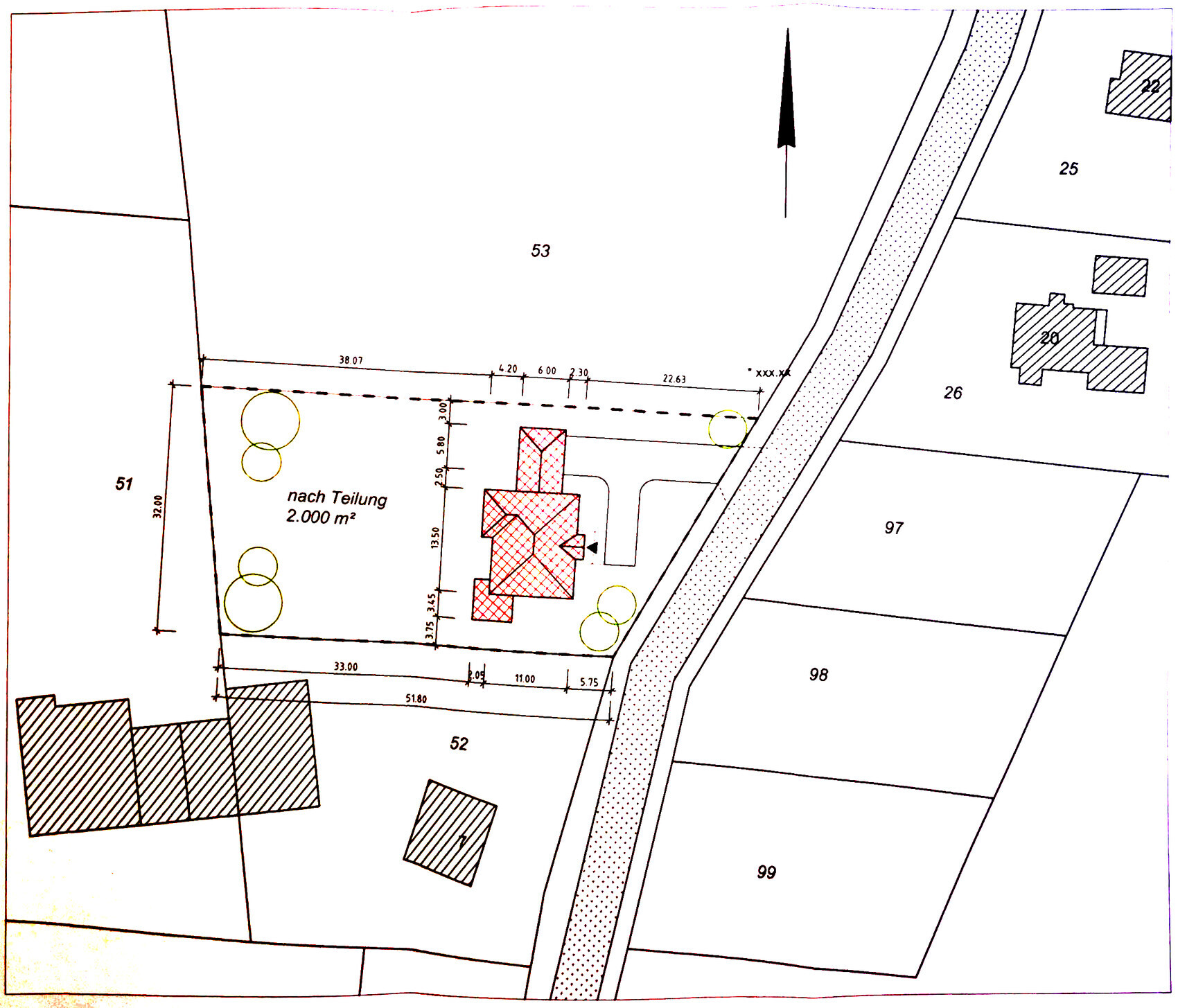 Lageplan eines Grundstücks: rotes Gebäudemodell, Straße rechts, Parzellen 51–53, Bäume links.