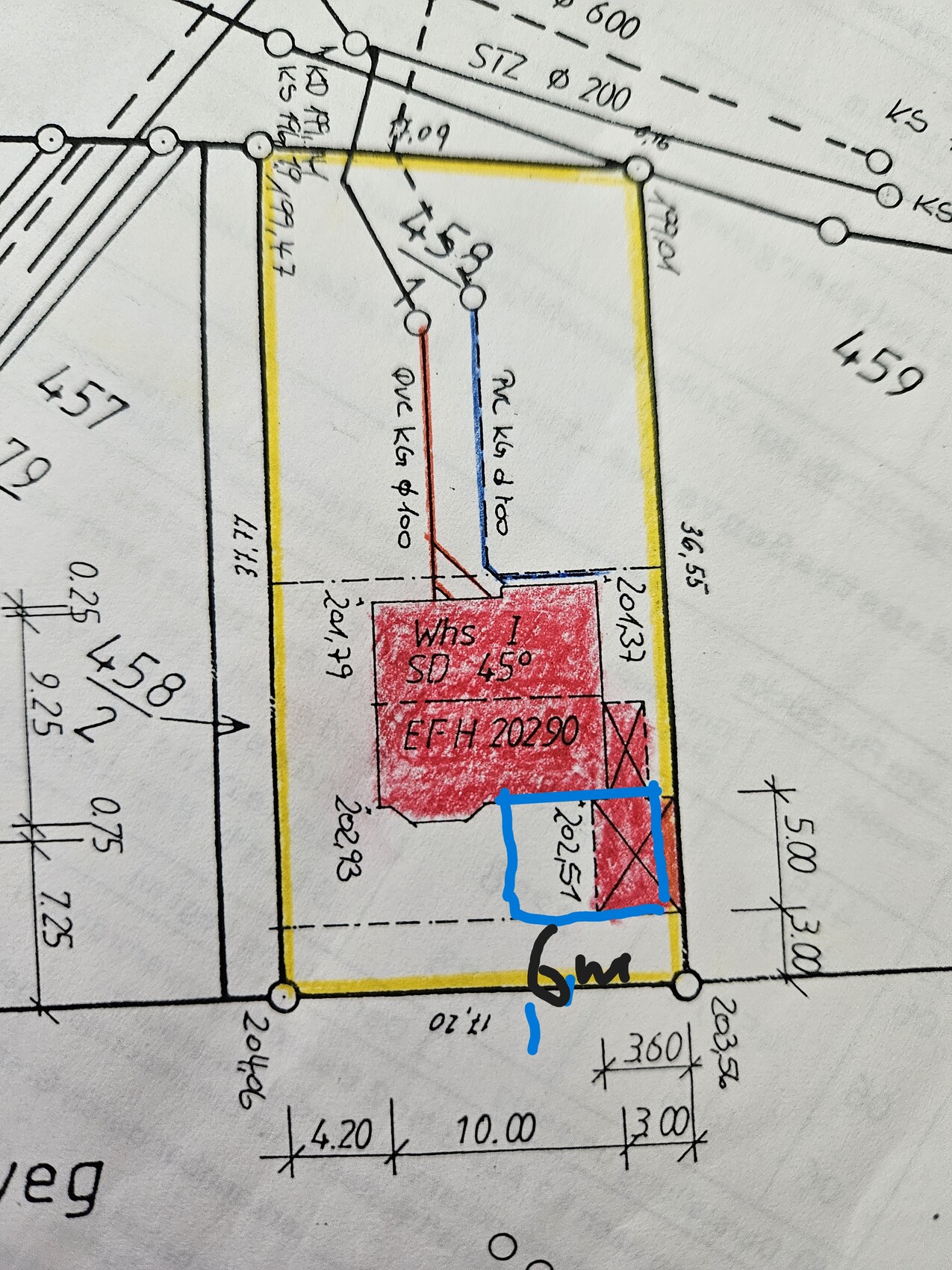 Lageplan: Gelbe Umrandung, rotes Gebäude, blau markierte Randfläche unten.