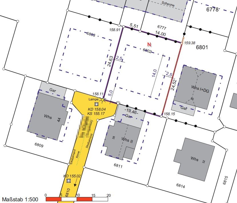 Lageplan eines Grundstücks mit Gebäuden, Parzellen, Straßenverlauf und Maßstab 1:500.