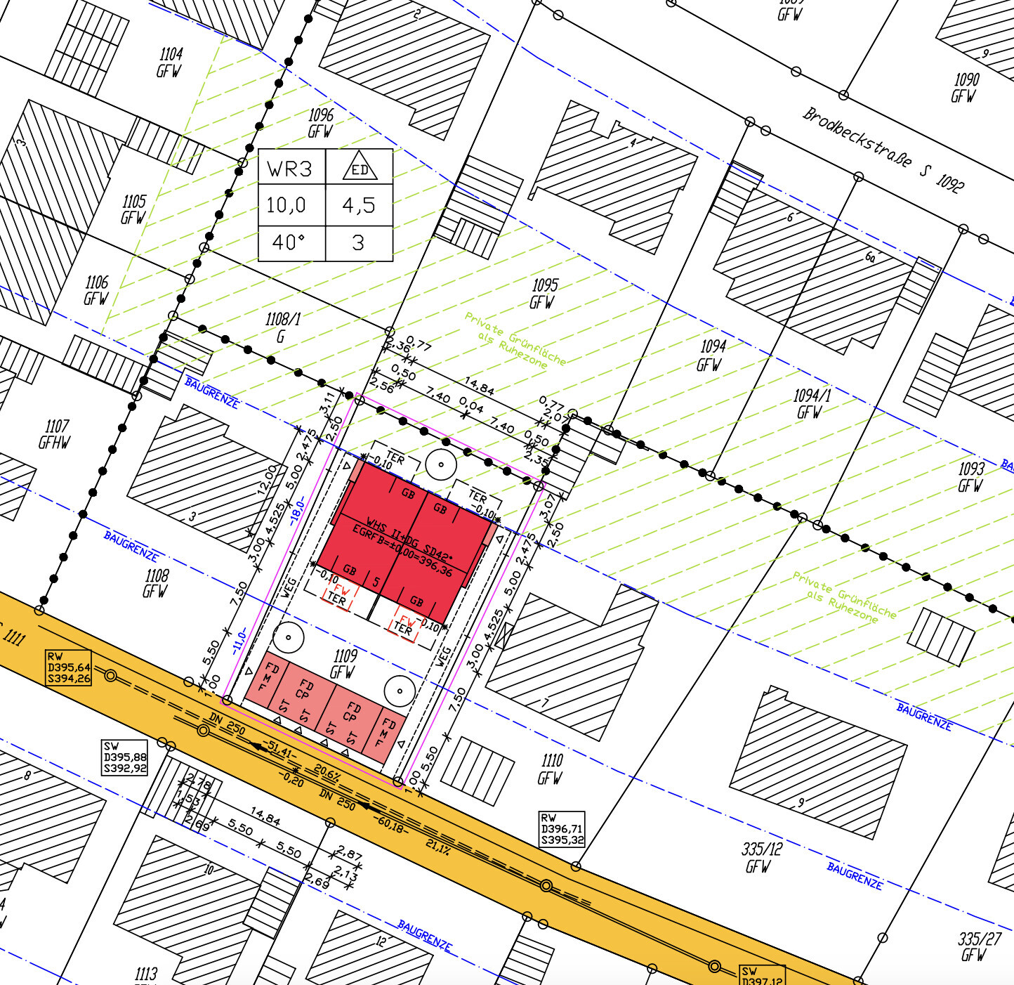 Lageplan eines Baugrundstücks: rotes Gebäude, orangefarbene Straße, blaue Baugrenze, grüne Zonen.