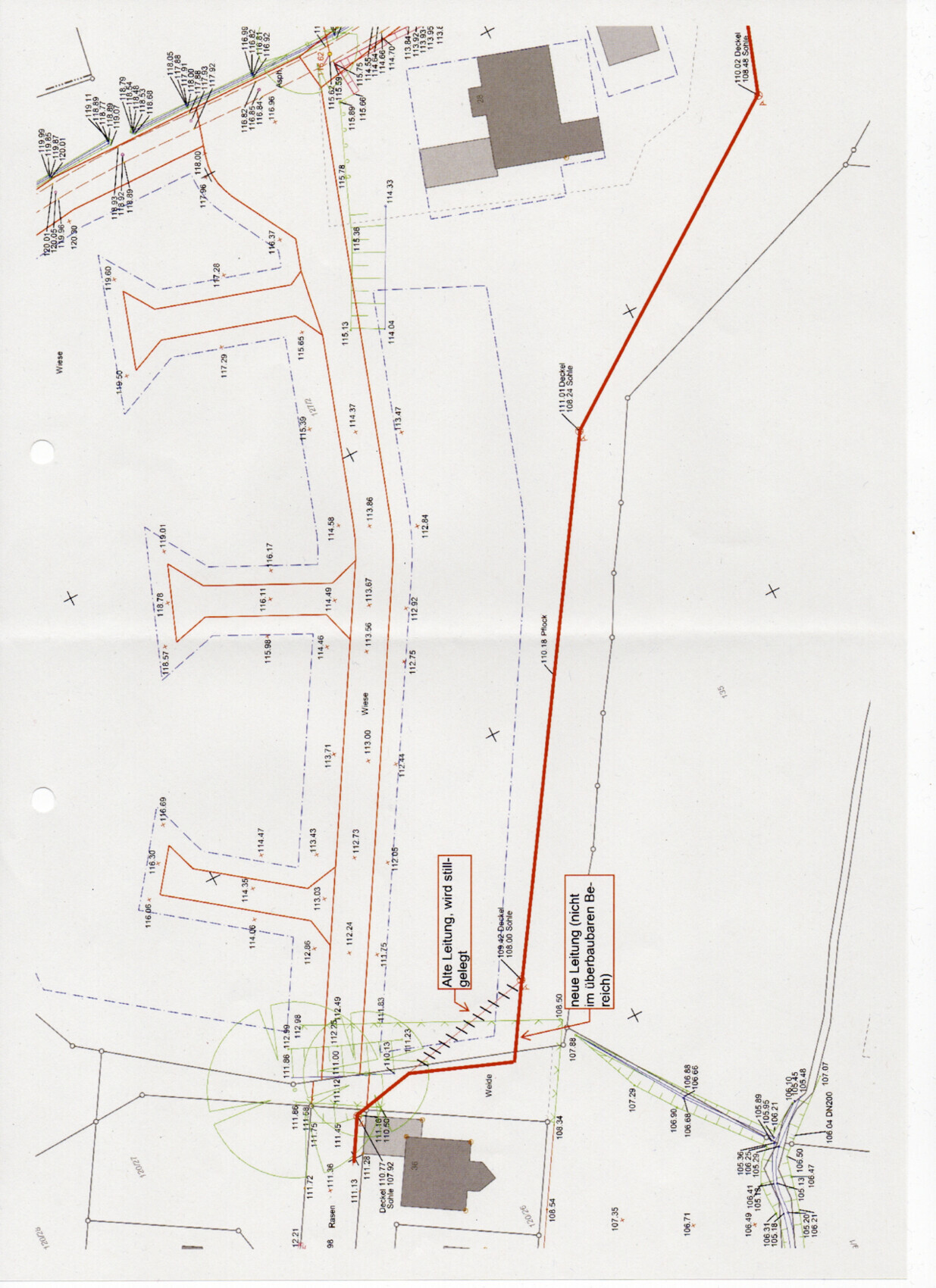 Lageplan eines Baugebiets mit rotem Leitungsverlauf, Gebäuden und Straßen.