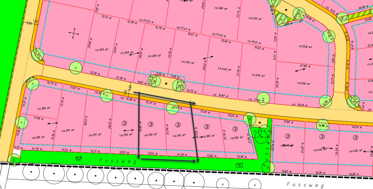 Bebauungsplan: rosa Parzellen, gelbe Straßen, grüne Bäume, Fußweg und Maßangaben.