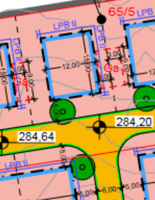 Lageplan eines Baugrundstücks: blaue Grundrisse, pinke Parzelle, grüne Marker, Maßangaben.