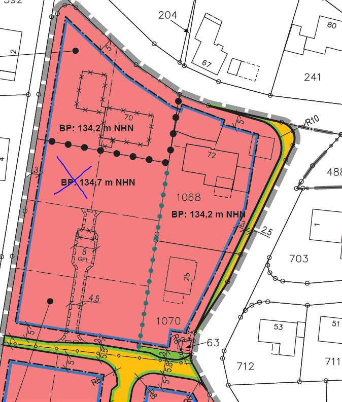 Lageplan eines Baugebiets: rotes Gebiet, blaue Grenze, Straßen und Gebäude.