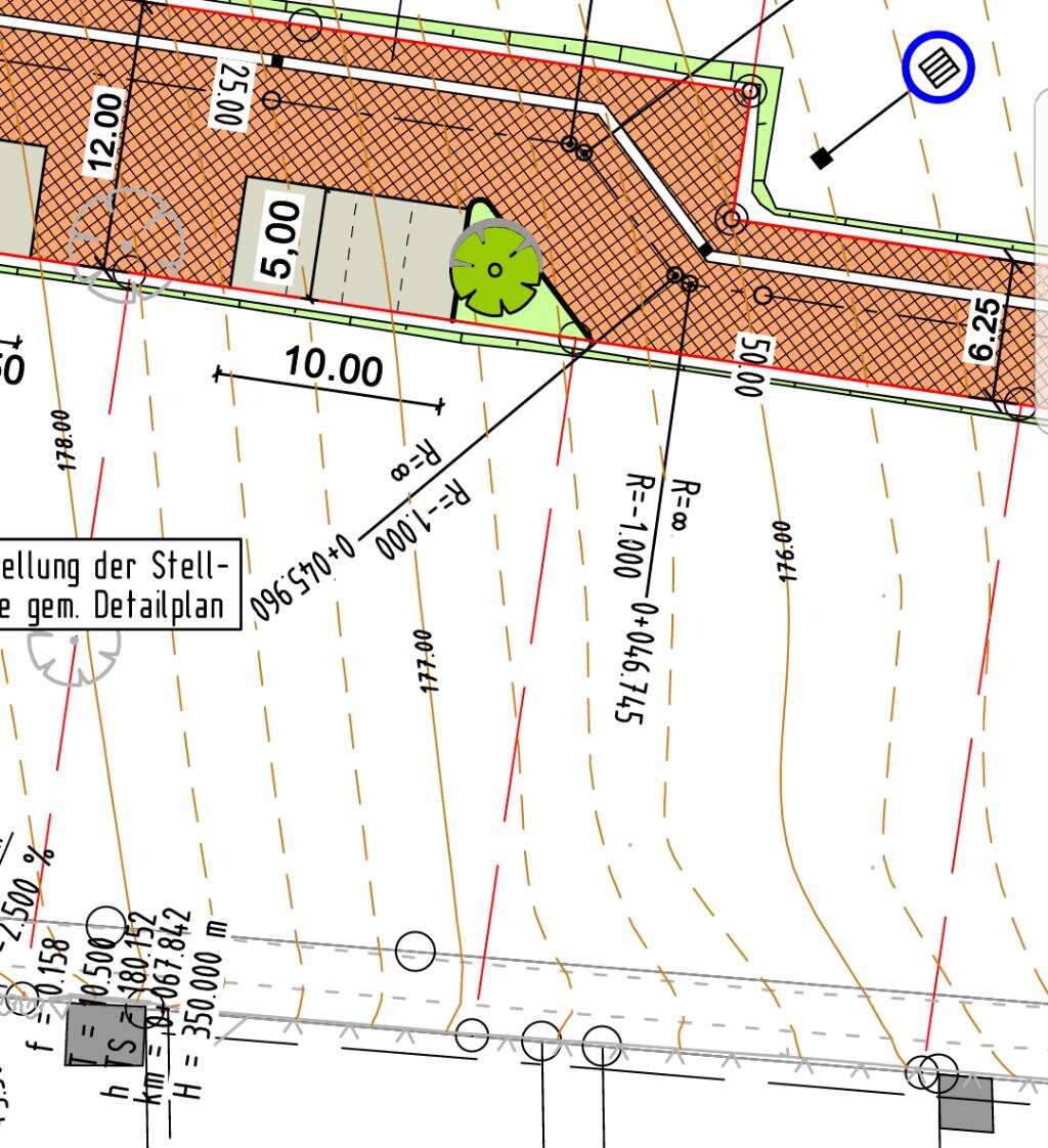 Detailplan eines Baugrundstücks mit braun schraffierter Bauzone, Baum und Maßlinien.