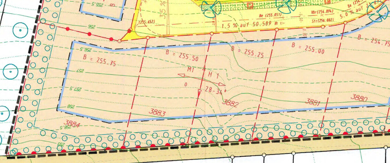Technischer Lageplan: Geländekonturen, blau umrandete Baufläche, rote Grenzlinien.