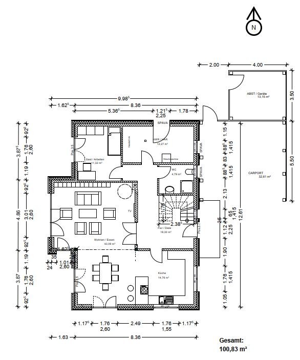 Grundriss eines Einfamilienhauses mit Wohnzimmer, Küche, Bad, Flur, Treppe, Carport.