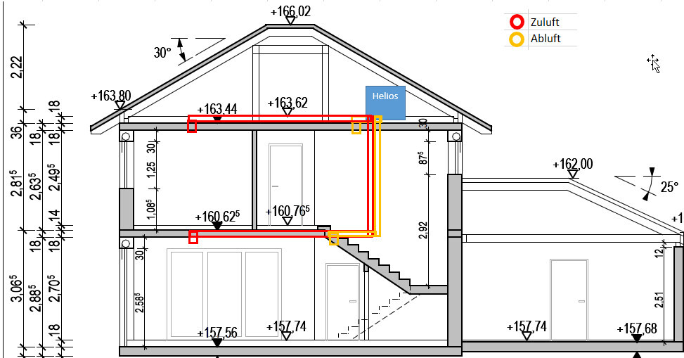 Querschnitt eines Hauses mit Treppen; rote Zuluft- und gelbe Abluftleitungen kennzeichnen Lüftung.