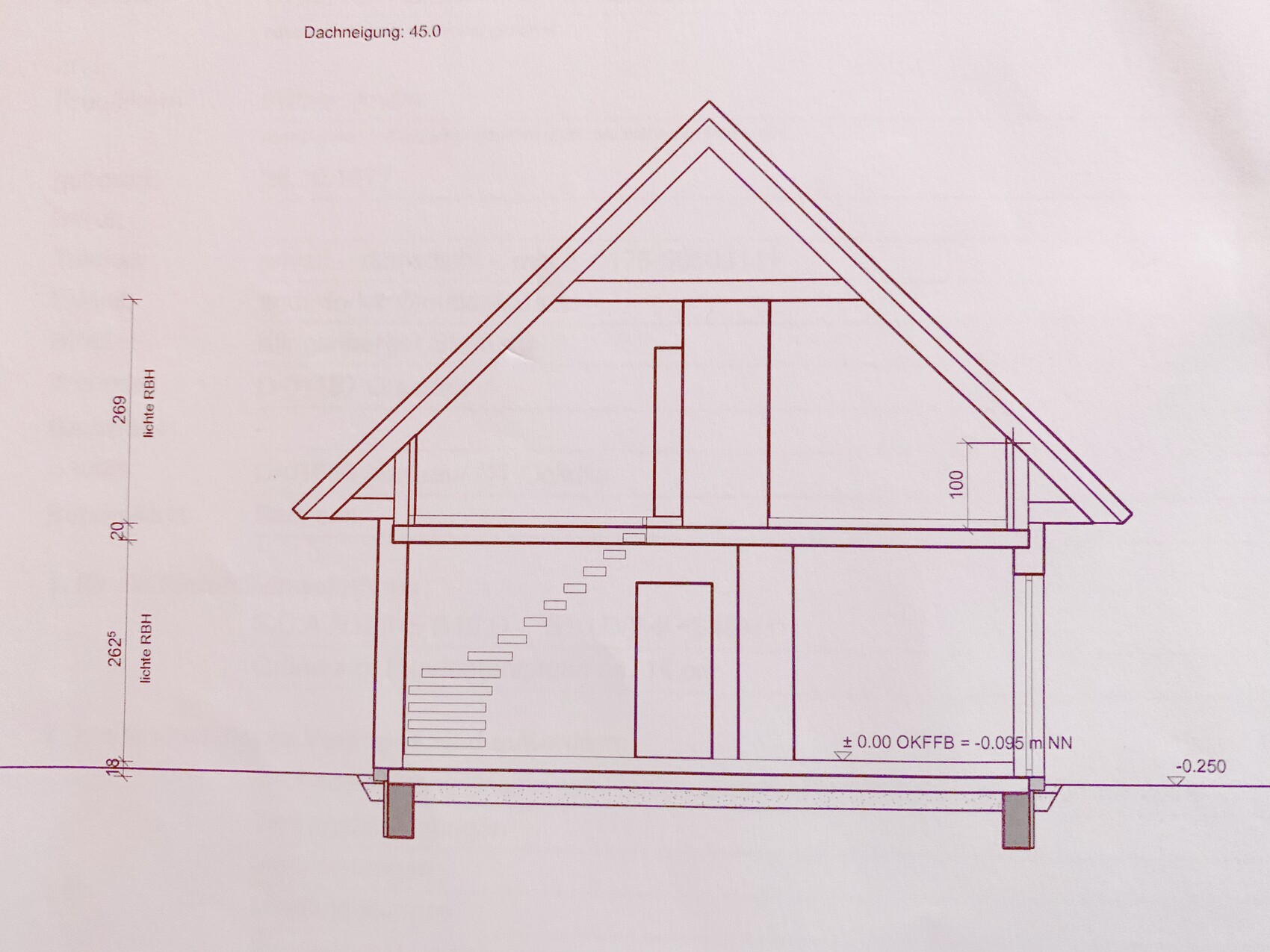 Technischer Querschnitt eines Hauses mit Satteldach, Treppe und Innenraumdarstellung.