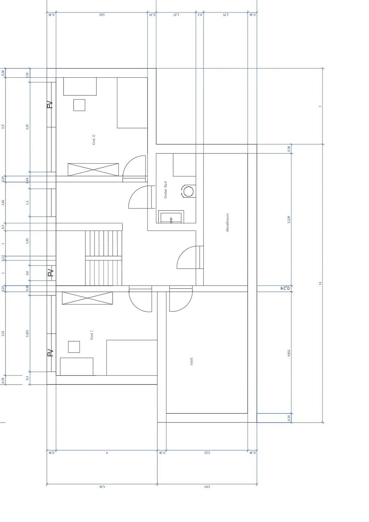 Detaillierter Grundriss eines Hauses mit mehreren Räumen, Türen, Treppen und Abstellflächen.