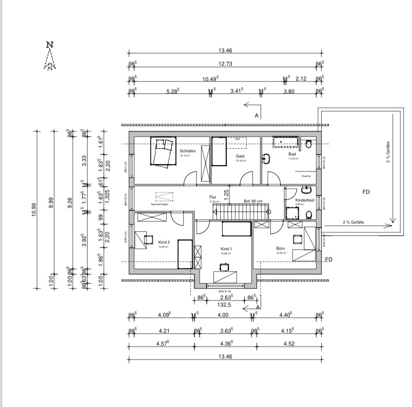 Grundriss eines Hauses mit Schlaf-, Gäste-, Kinder- und Büro-Räumen, Flur und Treppen.