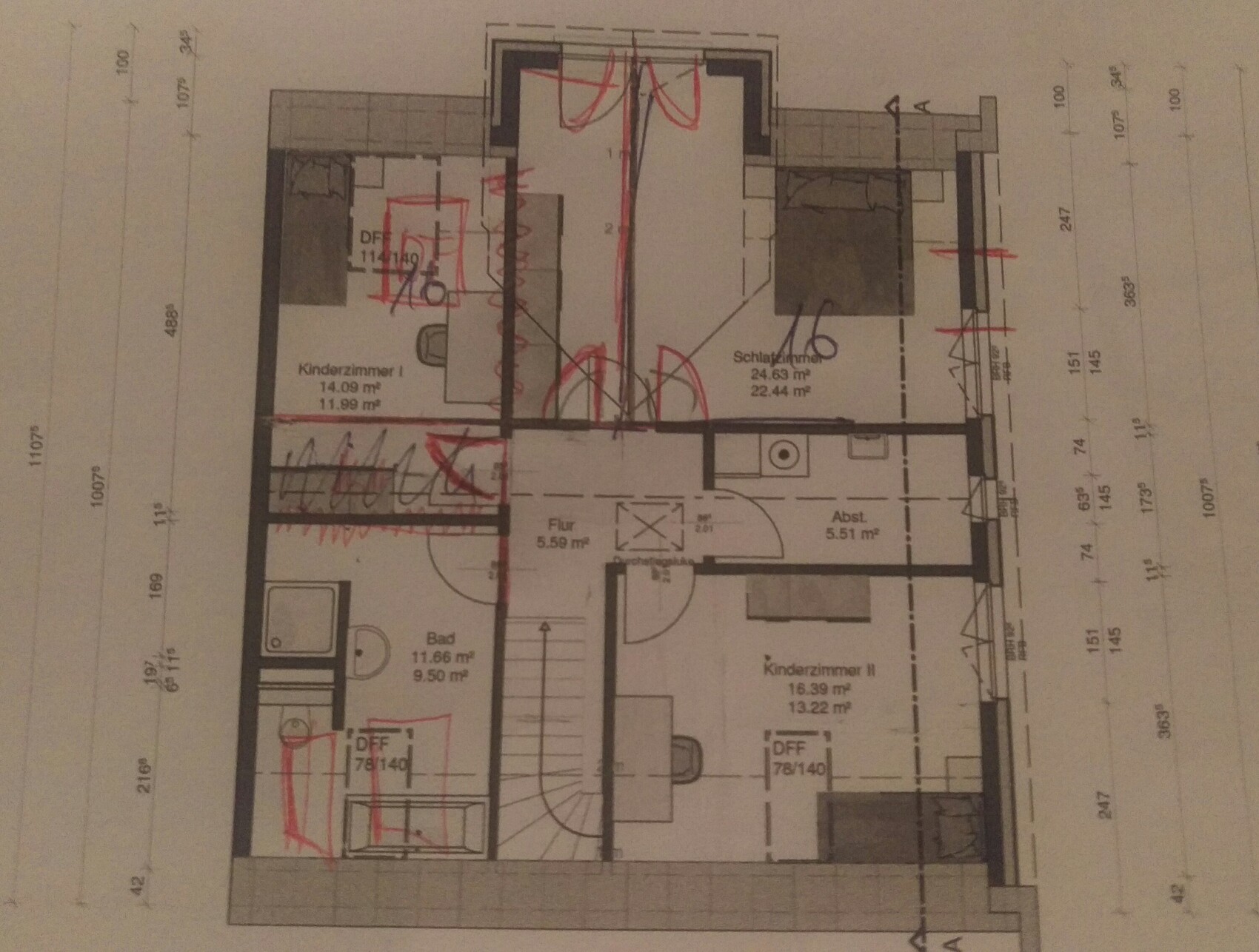 Grundriss eines Wohnungsplans: Schlafzimmer, zwei Kinderzimmer, Bad, Flur, Abstellraum.