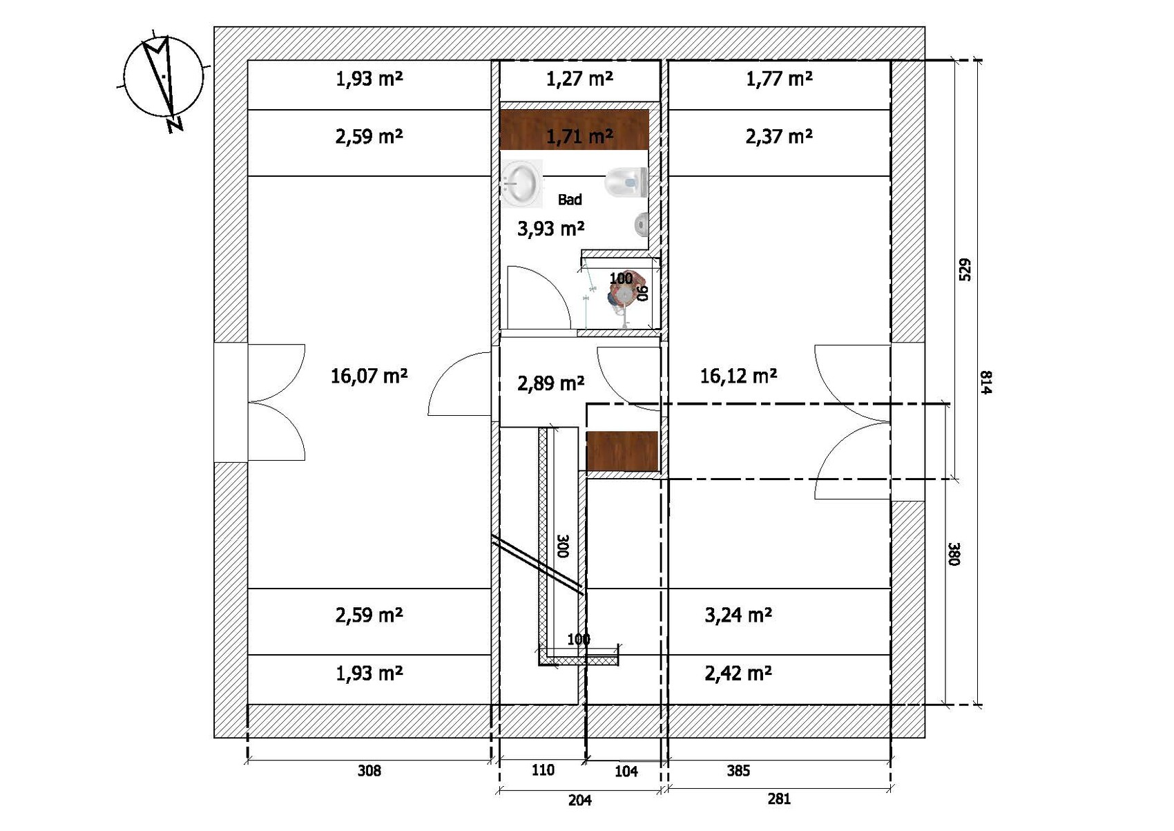 Grundriss eines Gebäudes mit mehreren Zimmern, Bad, Treppe und Maßangaben.