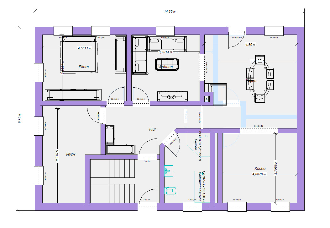 Grundriss eines Hauses: Eltern-Schlafzimmer, Wohnzimmer, Küche, Flur, HWR und Bad; mit Maßen.