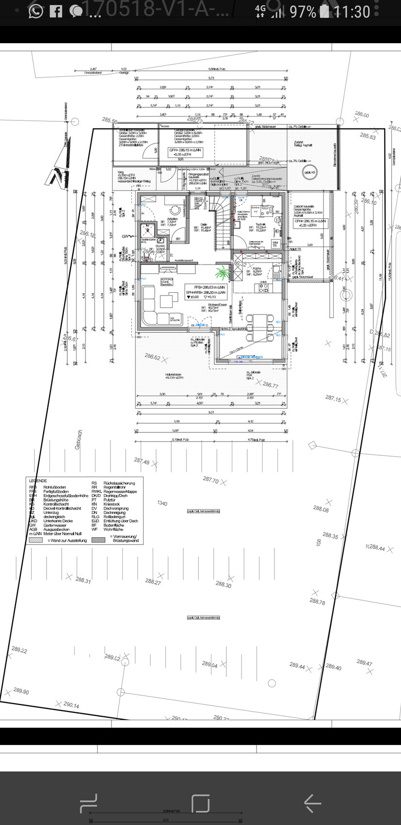 Detaillierter Grundriss eines Hauses mit Innenräumen, Maßen und Beschriftung.