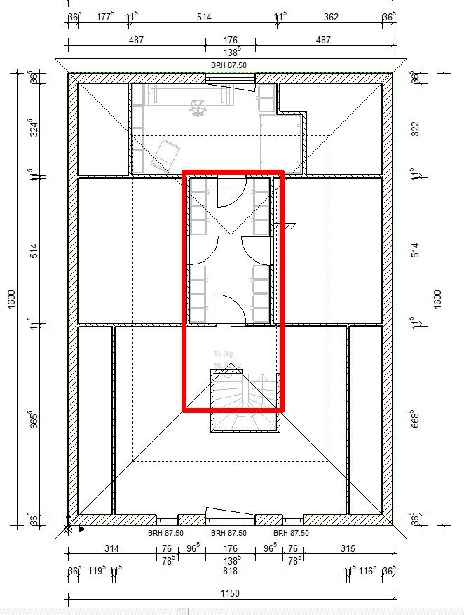 Grundriss eines Gebäudebodens mit zentralem Treppenhaus im roten Rechteck hervorgehoben.