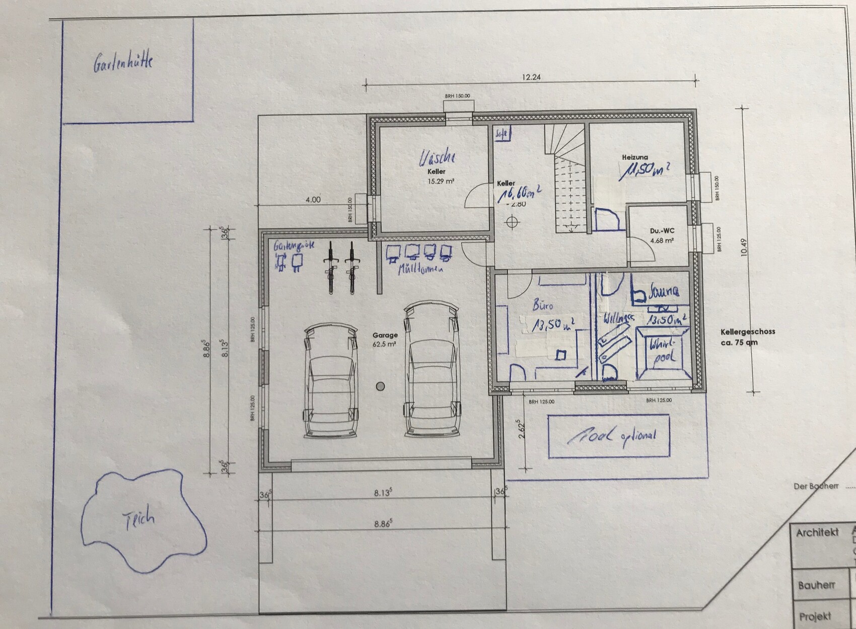 Grundriss eines Hauses mit Garage, Keller, Heizung, Büro, Du-WC, Gartenhütte und Teich.