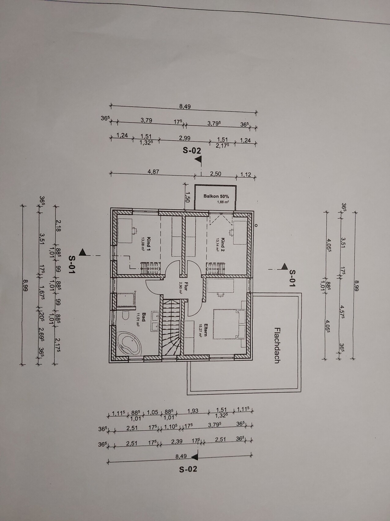Grundriss eines Obergeschosses mit Eltern- und zwei Kinderzimmern, Bad, Flur, Treppe, Balkon.