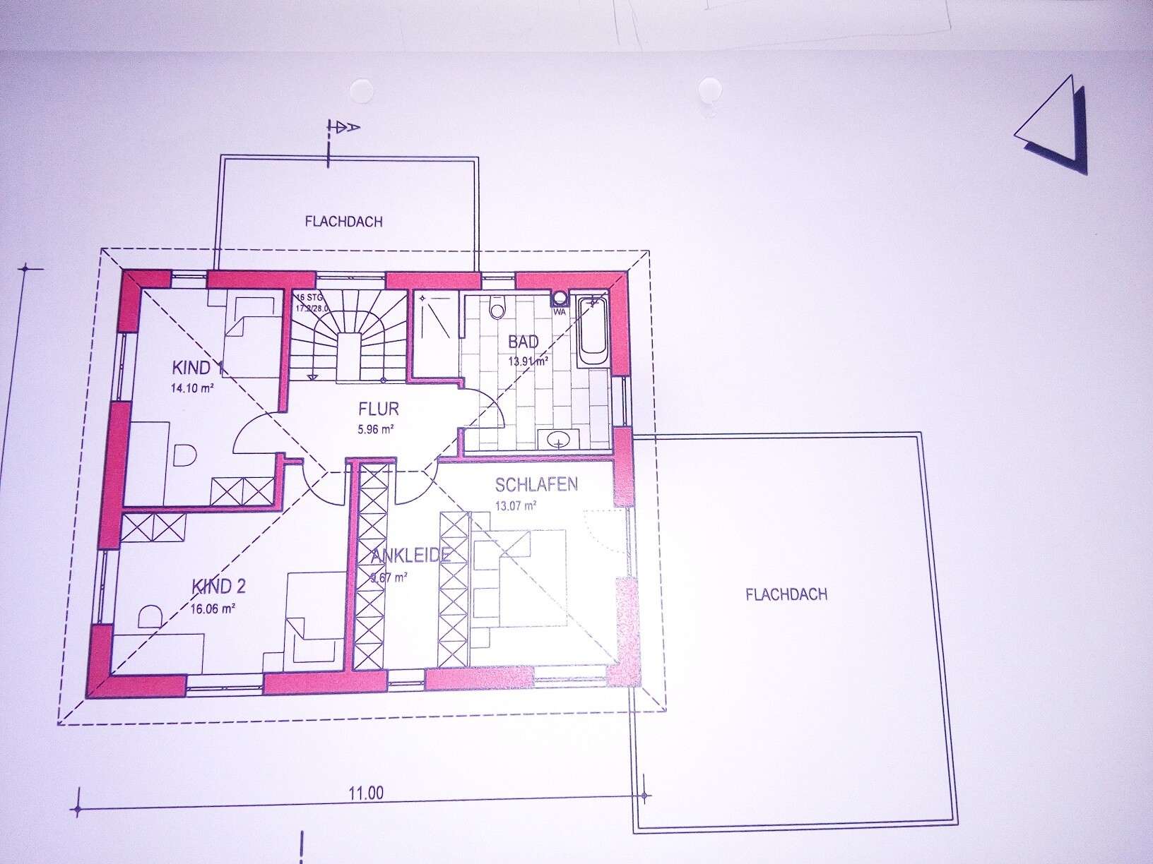 Grundriss eines Obergeschosses mit Schlafen, zwei Kinderzimmern, Flur, Bad und Ankleide.