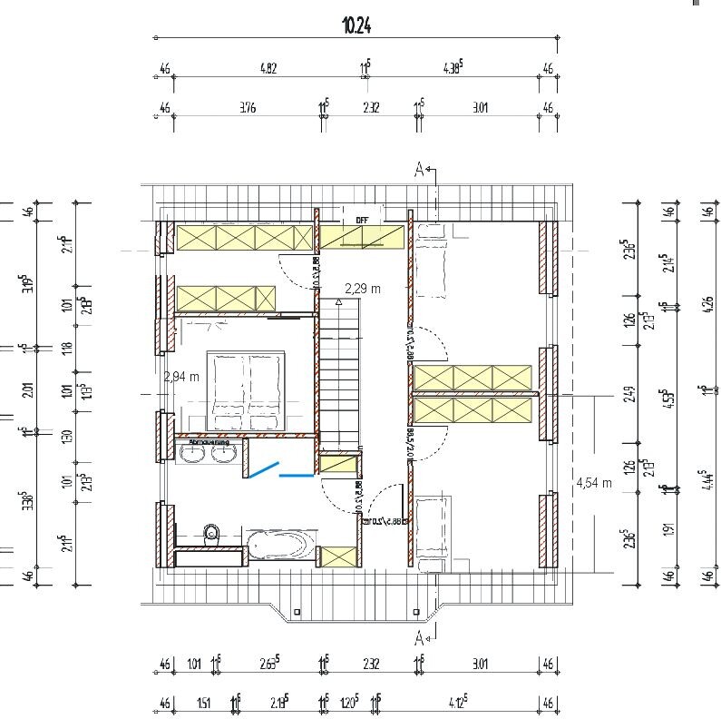 Grundriss eines Hauses: zentrale Treppe, Schlafzimmer, Bad und Möblierung.