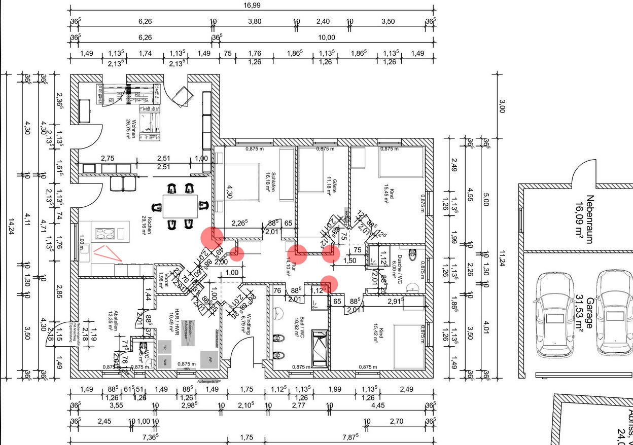 Grundriss eines Hauses: Küche, Essecke, Wohnzimmer, Schlafzimmer, Bad; Garage; rote Punkte markieren.