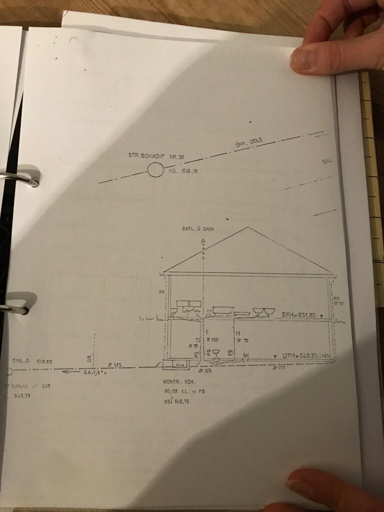 Architekten-Schnitte: Seitenansicht eines Hauses mit Dach, Innenraum und Maßlinien.