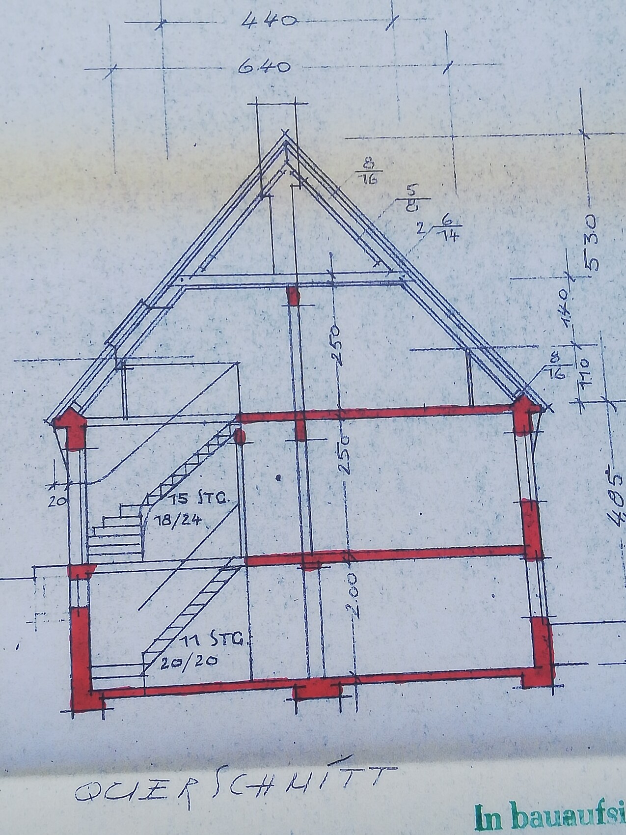 Schnittzeichnung eines zweigeschossigen Hauses mit Treppe, Dachgiebel und rotem Rahmengerüst.