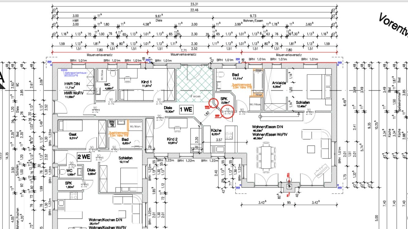 Grundriss eines Zwei-WE-Hauses: Küche, Wohnen, Bad, Schlafen, Kind 1/2, Diele, HWR, SPK