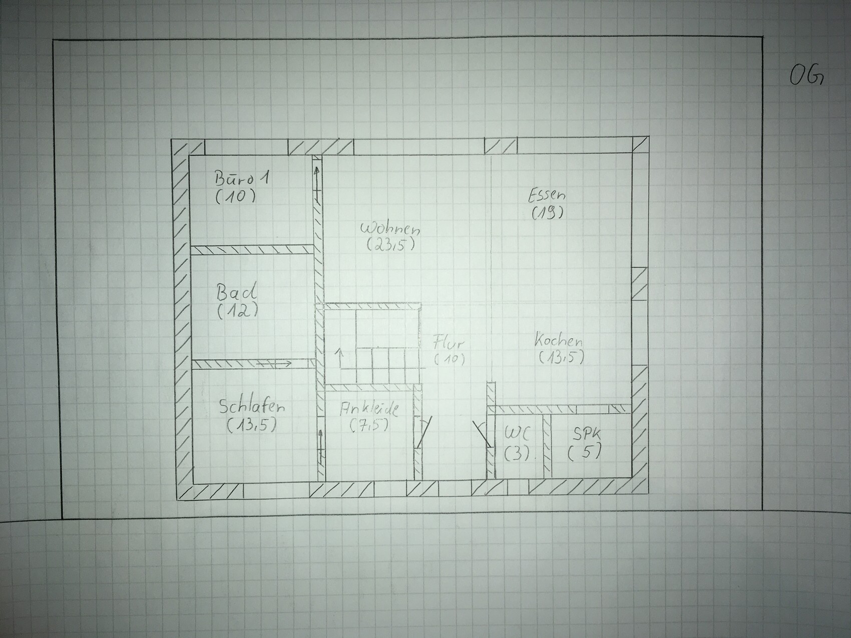 Handgezeichneter Grundriss einer Wohnung mit Wohnen, Kochen, Essen, Schlafen, Bad, Flur.