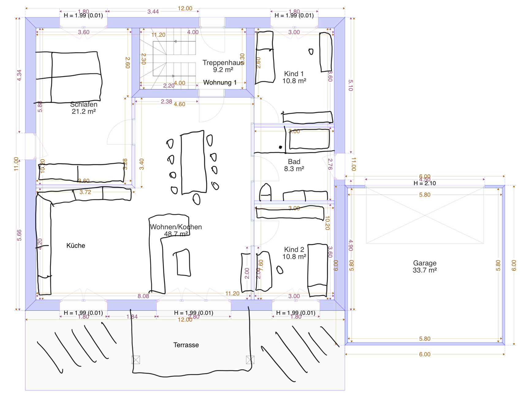 Grundriss eines Hauses: Wohnzimmer, Küche, Schlafzimmer, Bad, zwei Kinderzimmer, Garage, Terrasse.