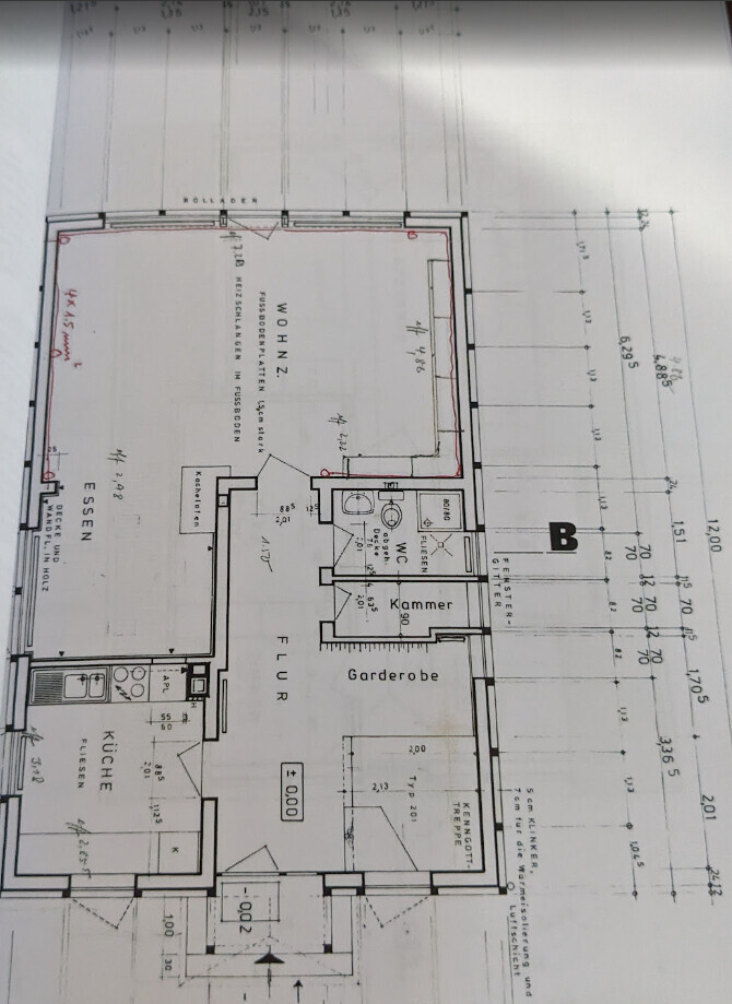 Grundriss eines Wohnhauses mit Flur, Essen, Küche, Garderobe, Kammer und WC, Maße sichtbar.