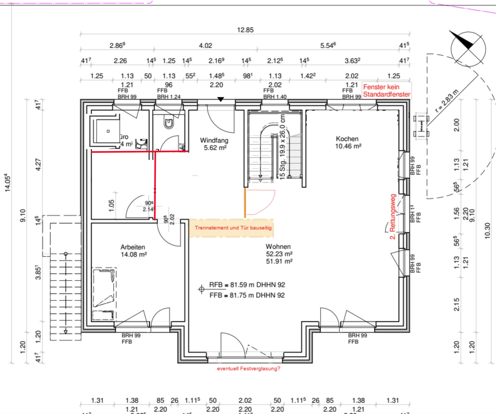 Grundriss eines Gebaeudes mit Wohnen, Arbeiten, Kuche, Windfang, Treppe, Rettungsweg.