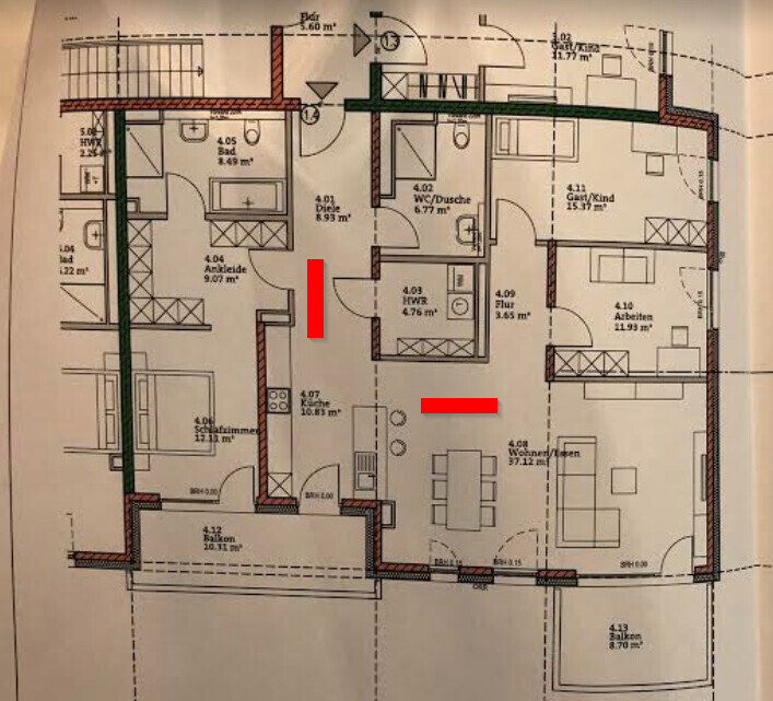 Grundriss eines Apartments mit Küche, Wohnzimmer, Bad, WC/Dusche, Fluren und Balkon.