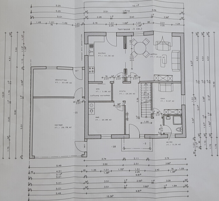 Grundriss eines Hauses: Küche, Wohnzimmer, Bad, Abstellraum, Garage, Terrasse.
