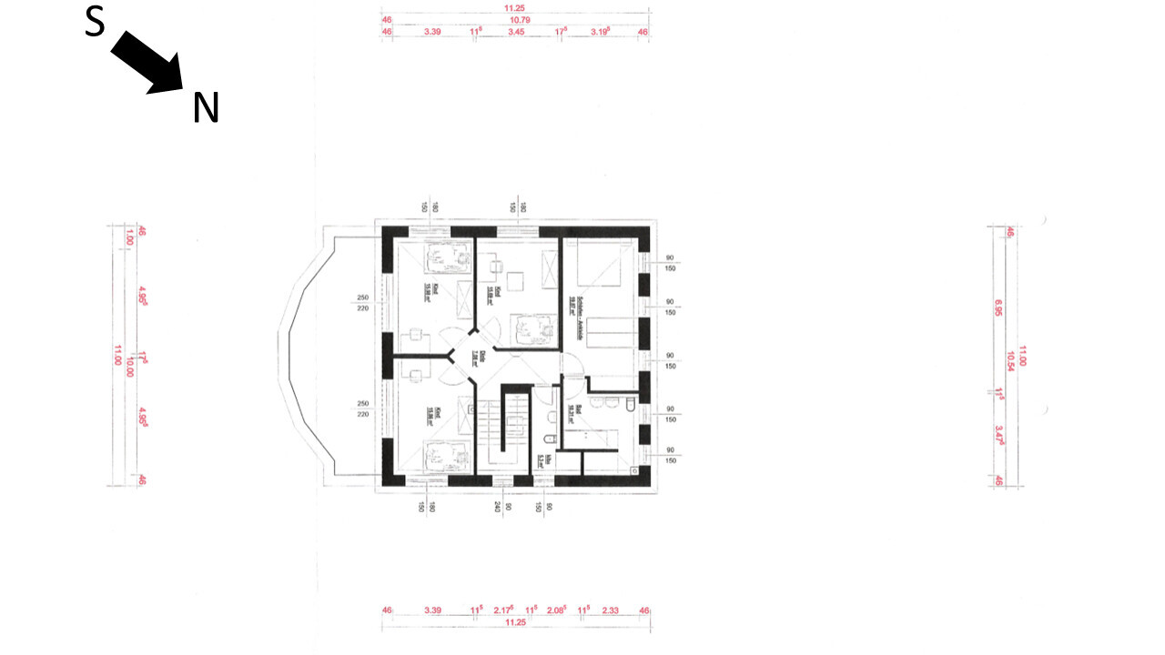 Grundriss eines Hauses mit zentralem Treppenhaus, mehreren Räumen und linker Balkon-Veranda; Norden.