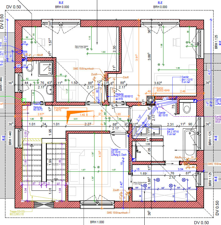 Detailreicher Grundriss eines Hauses mit Zimmern, Türen, Wänden und Maßangaben.