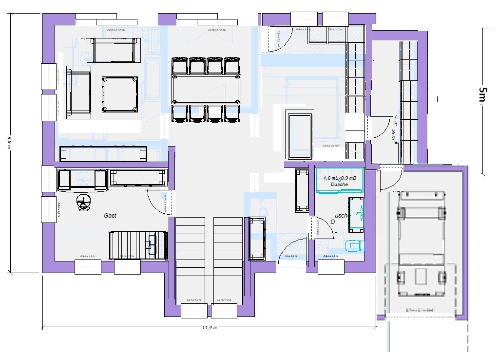 Detaillierter Hausgrundriss mit Wohnzimmer, Küche, Bad, Schlafzimmer, Garage und Treppen