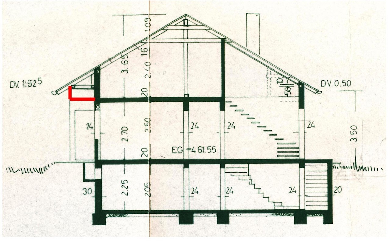 Querschnitt eines mehrstöckigen Hauses mit Treppe, Dachstuhl und rotem L-Anbau links.