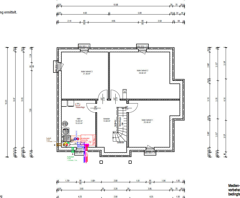 Grundriss eines Kellergeschosses mit mehreren Räumen, Treppen und Haustechnik.