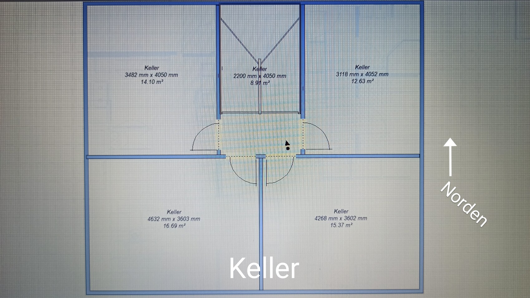 Grundriss eines Kellers mit fünf Räumen, zentraler runder Treppenbereich, Norden rechts.