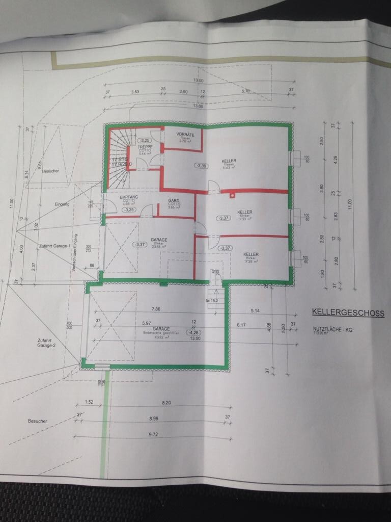Grundriss eines Kellergeschosses: grüne Außenwände, rote Innenwände, Beschriftungen Garage/Keller.