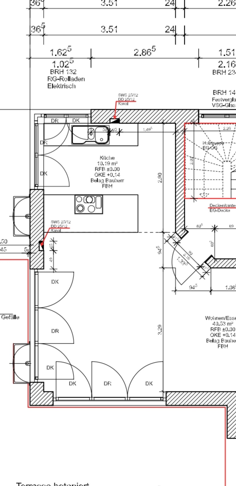 Grundriss der Wohnung: Küche mit Spüle/Ofen, offener Wohn-/Essbereich, Treppe, Türen, Maße.