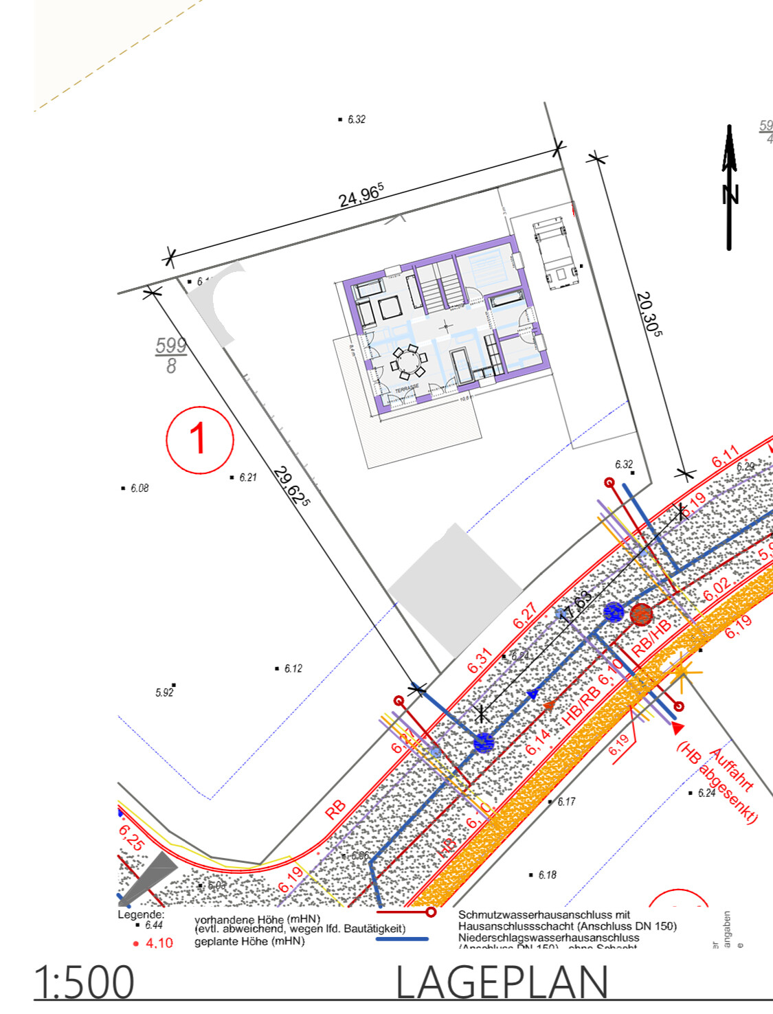 Lageplan eines Grundstücks mit zentralem Gebäude, Straßen, Maßlinien und farbigen Leitungen.