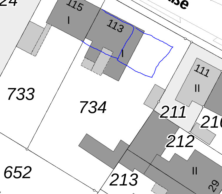 Lageplan mit parzellierten Grundstücken und Gebäuden; blaue Umrandung markiert ein Grundstück