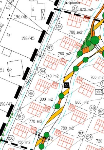 Lageplan mit Parzellen, Größenangaben, roten Gebäudeflächen, Straßen und grünen Bäumen.