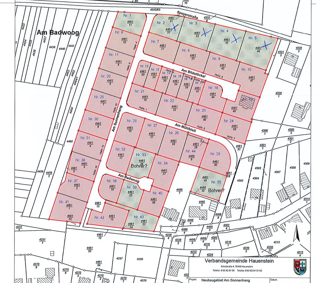 Lageplan eines Neubaugebiets mit roten Parzellen, blauen Nummern und Straßennamen.