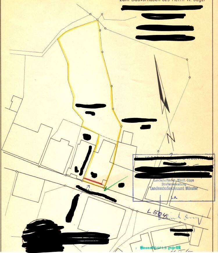 Lageplan/Grundstücksgrenze in Gelb, Straßenzüge, Nordpfeil, Stempelvermerke.