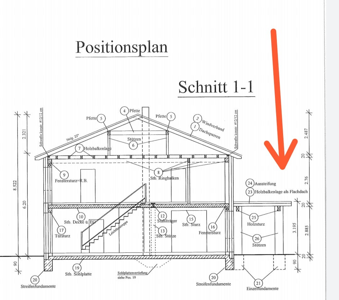 Querschnitt eines zweigeschossigen Holzhauses mit Dachkonstruktion und Treppe