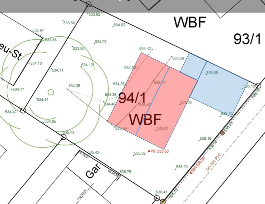 Lageplan: rotes Grundstück 94/1 WBF neben blauem Bereich, Messpunkte und Straßenumriss.